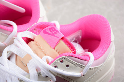 Dunk Low branco e rosa pastel