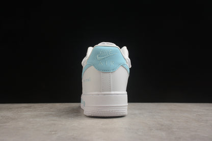 Air Force 1 Low “Love Real” branco e azul-celeste