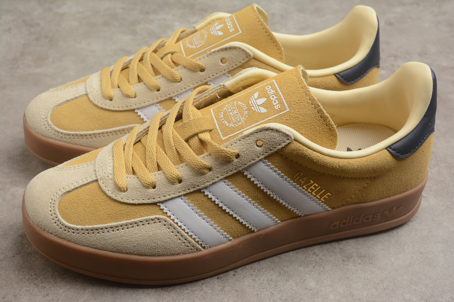 Gazelle amarelo, branco e azul-marinho