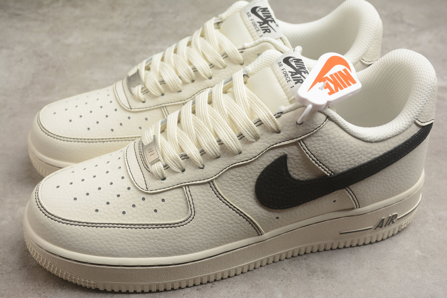 Air Force 1 Low osso-claro e preto