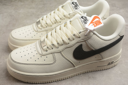 Air Force 1 Low osso-claro e preto