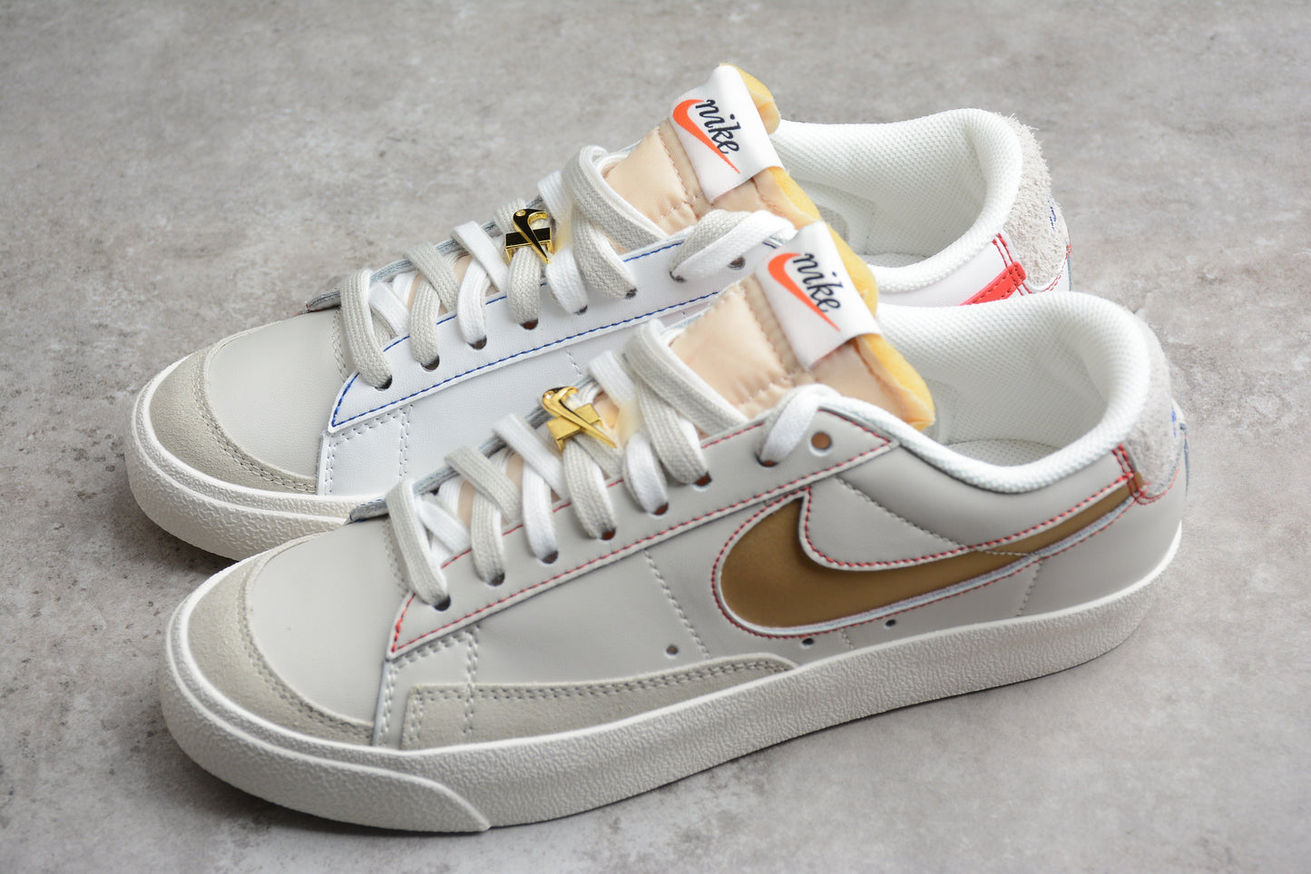 Blazer Low ’77 branco, dourado e vermelho