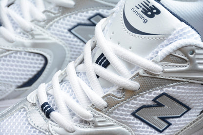 NB 530 branco e azul-marinho