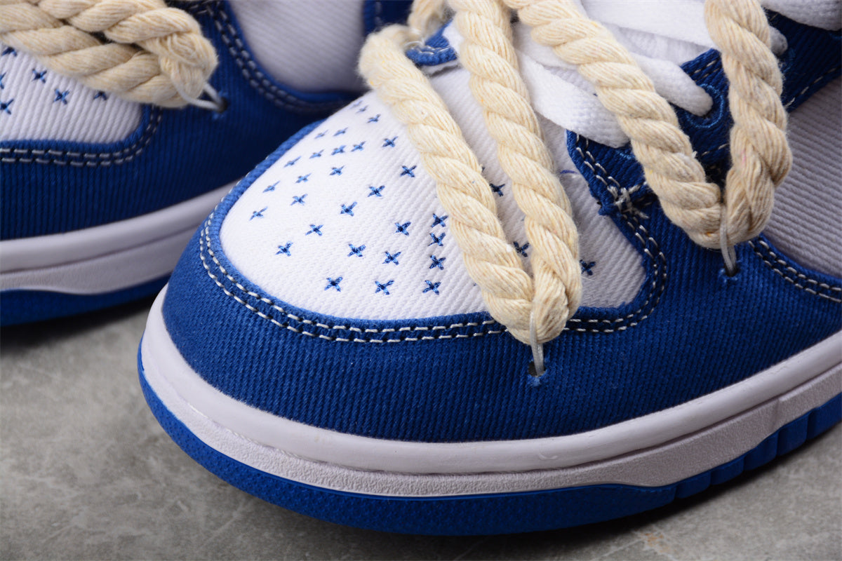 Dunk Low SB azul e branco