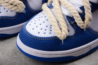 Dunk Low SB azul e branco