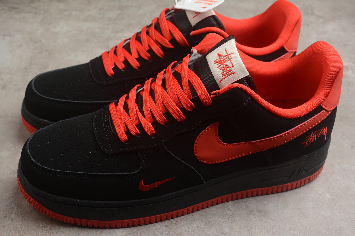 Air Force 1 Low preto e vermelho