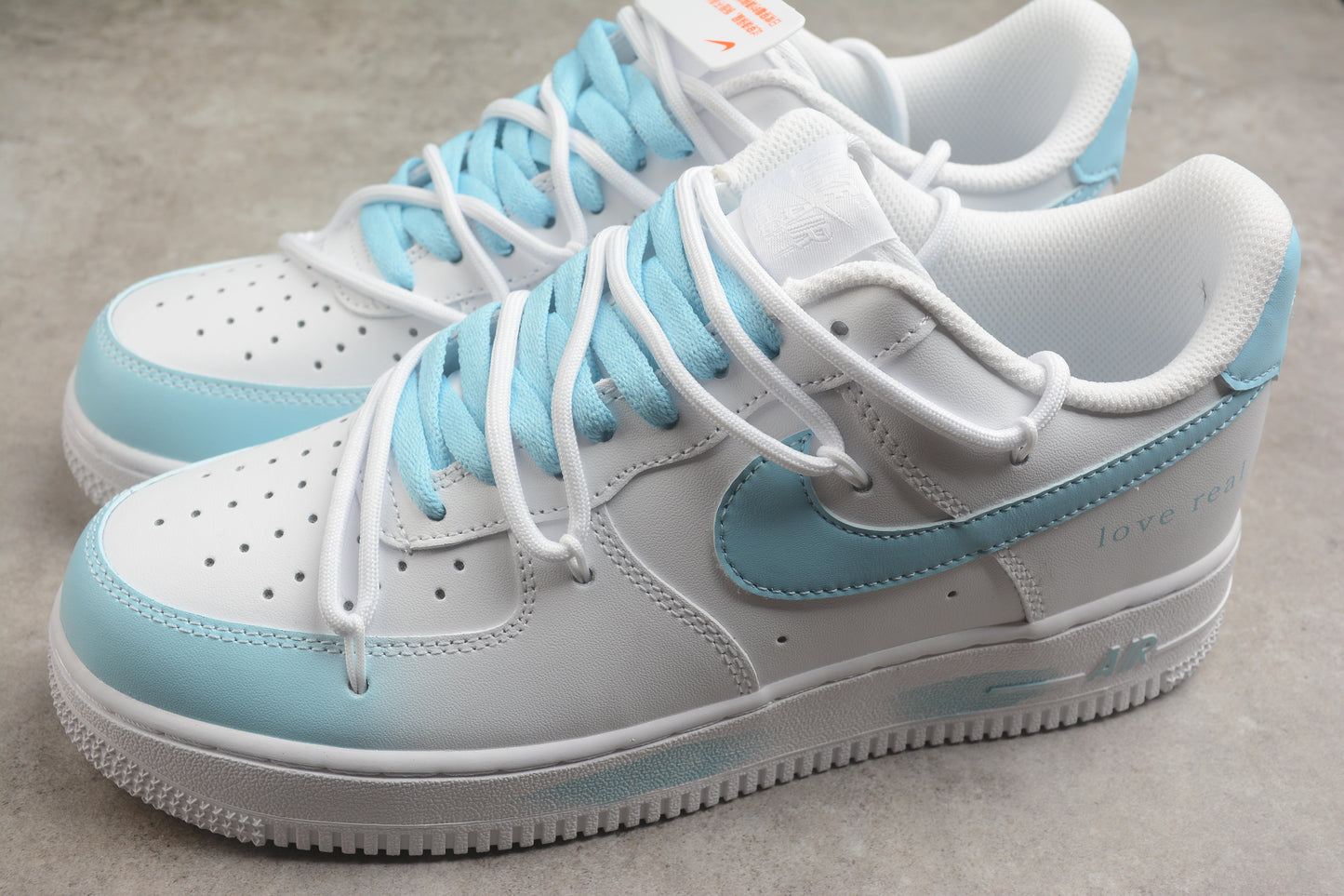 Air Force 1 Low “Love Real” branco e azul-celeste