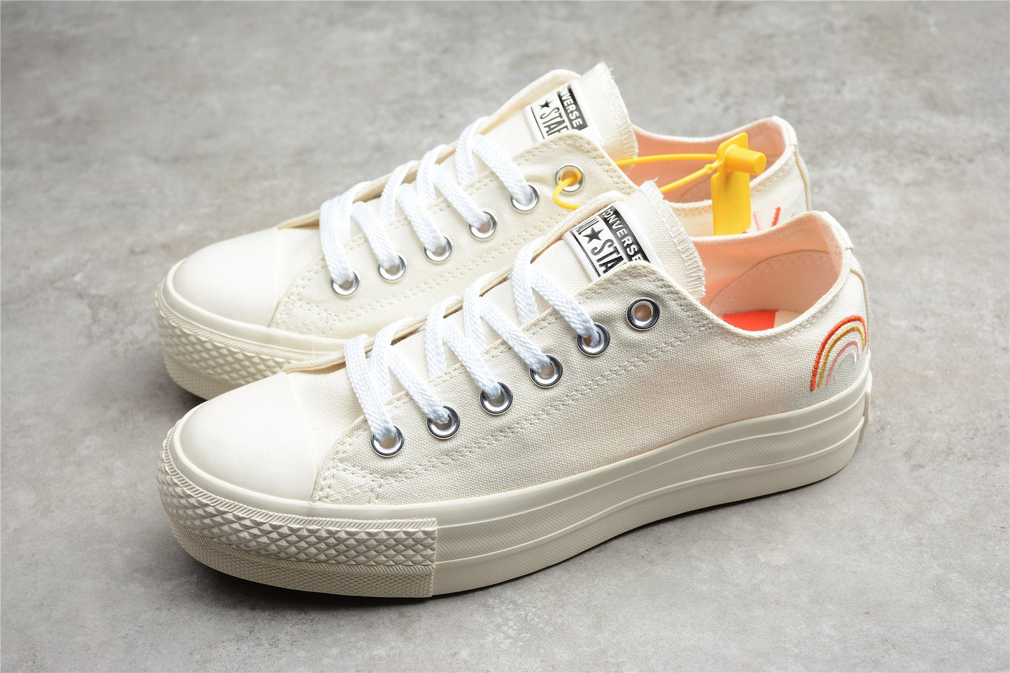 Chuck Taylor All Star Rainbow Plataforma Low branco e creme