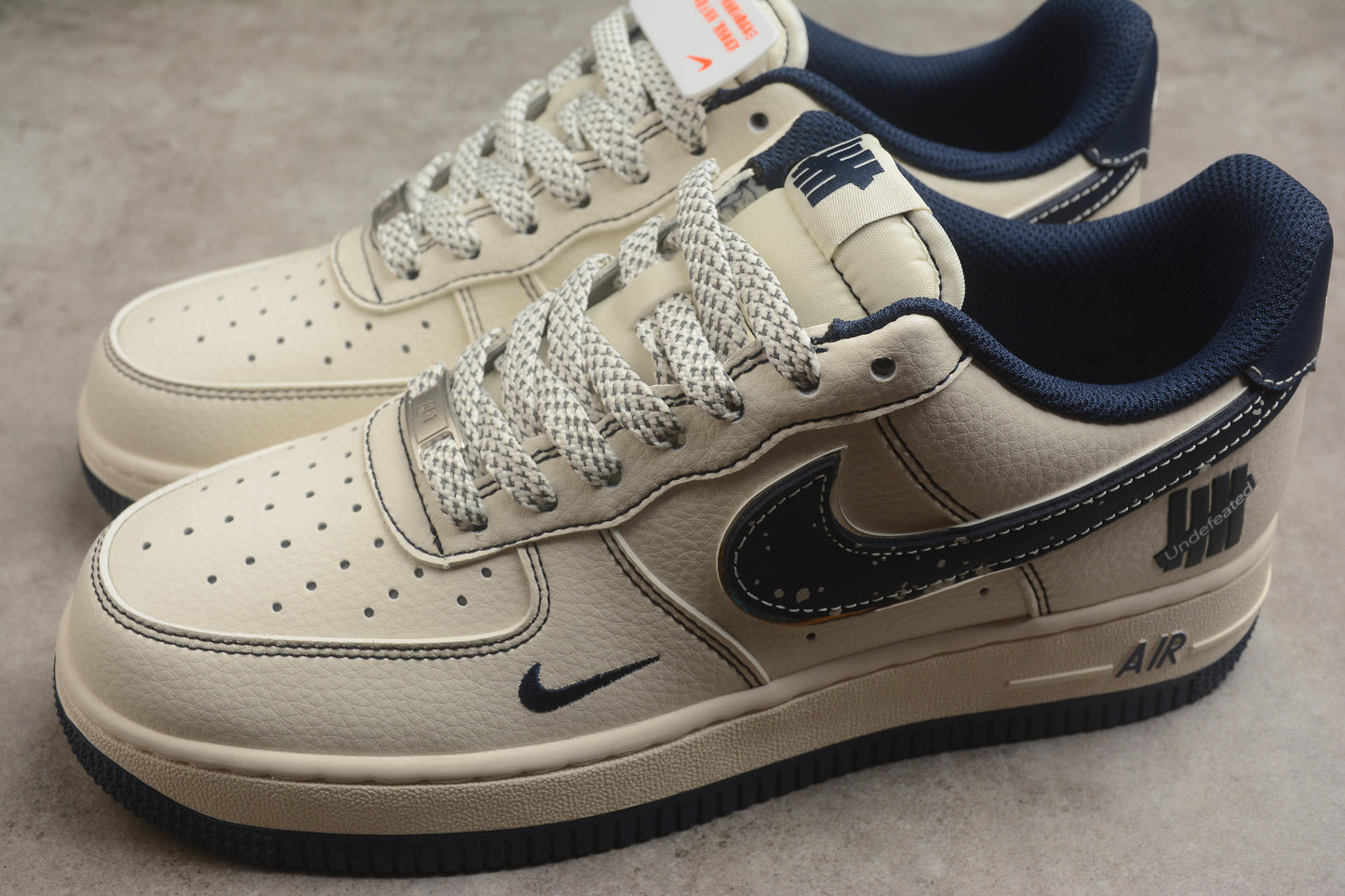 Air Force 1 Low x Undefeated “5 On It” creme-claro e azul-marinho