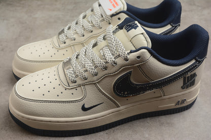 Air Force 1 Low x Undefeated “5 On It” creme-claro e azul-marinho