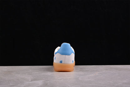 Gazelle branco e azul-celeste com flores