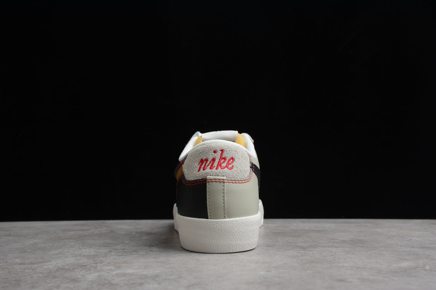 Blazer Low ’77 PRM “Swoosh 50th Anniversary” preto, bege e dourado