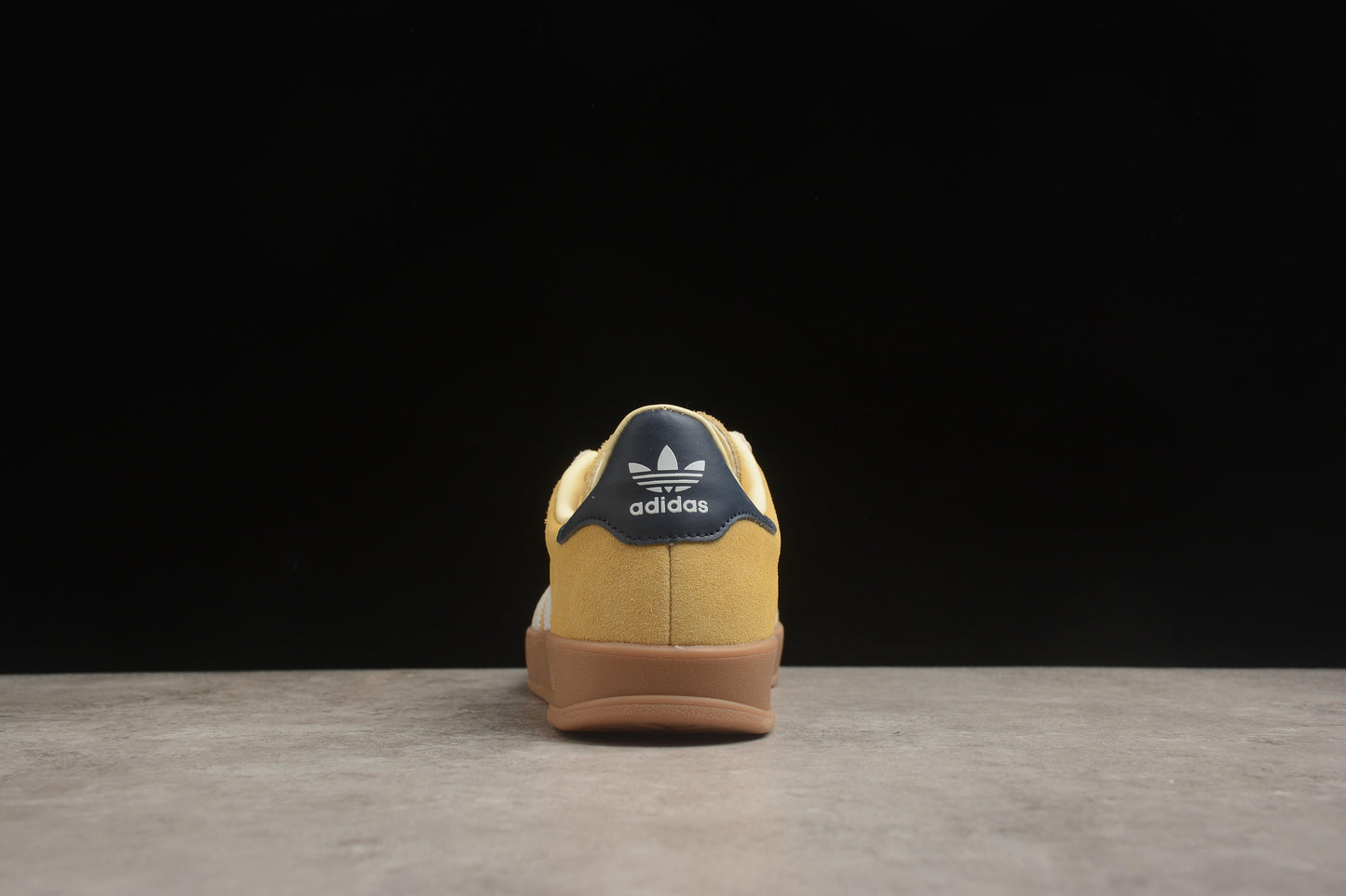 Gazelle amarelo, branco e azul-marinho