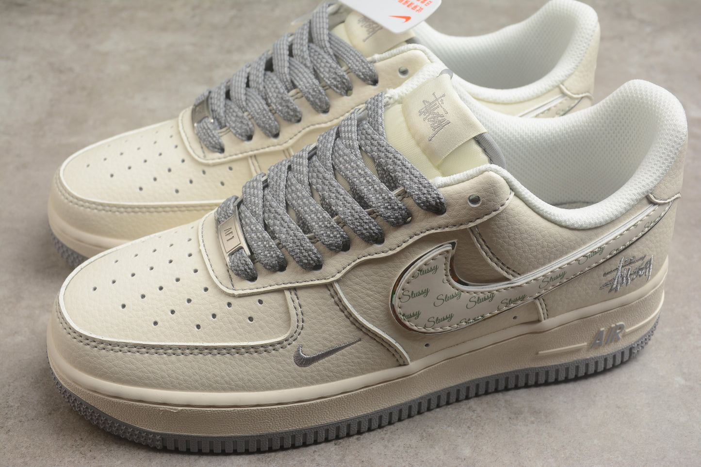 Air Force 1 Low x Stüssy bege e cinza