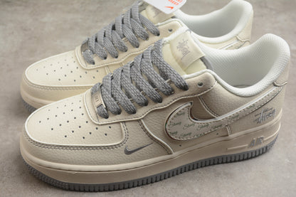 Air Force 1 Low x Stüssy bege e cinza