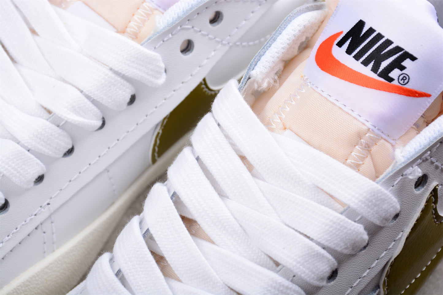 Blazer Low ’77 branco e dourado