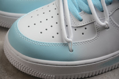 Air Force 1 Low “Love Real” branco e azul-celeste