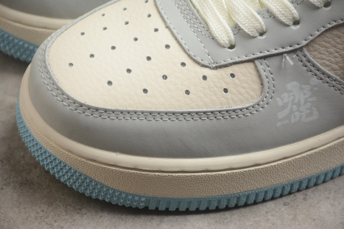 Air Force 1 Low “Nezha” bege e azul-celeste