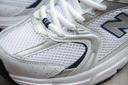 NB 530 branco e azul-marinho