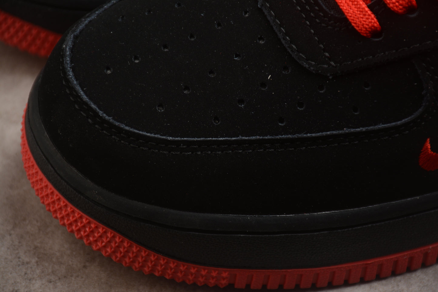 Air Force 1 Low preto e vermelho