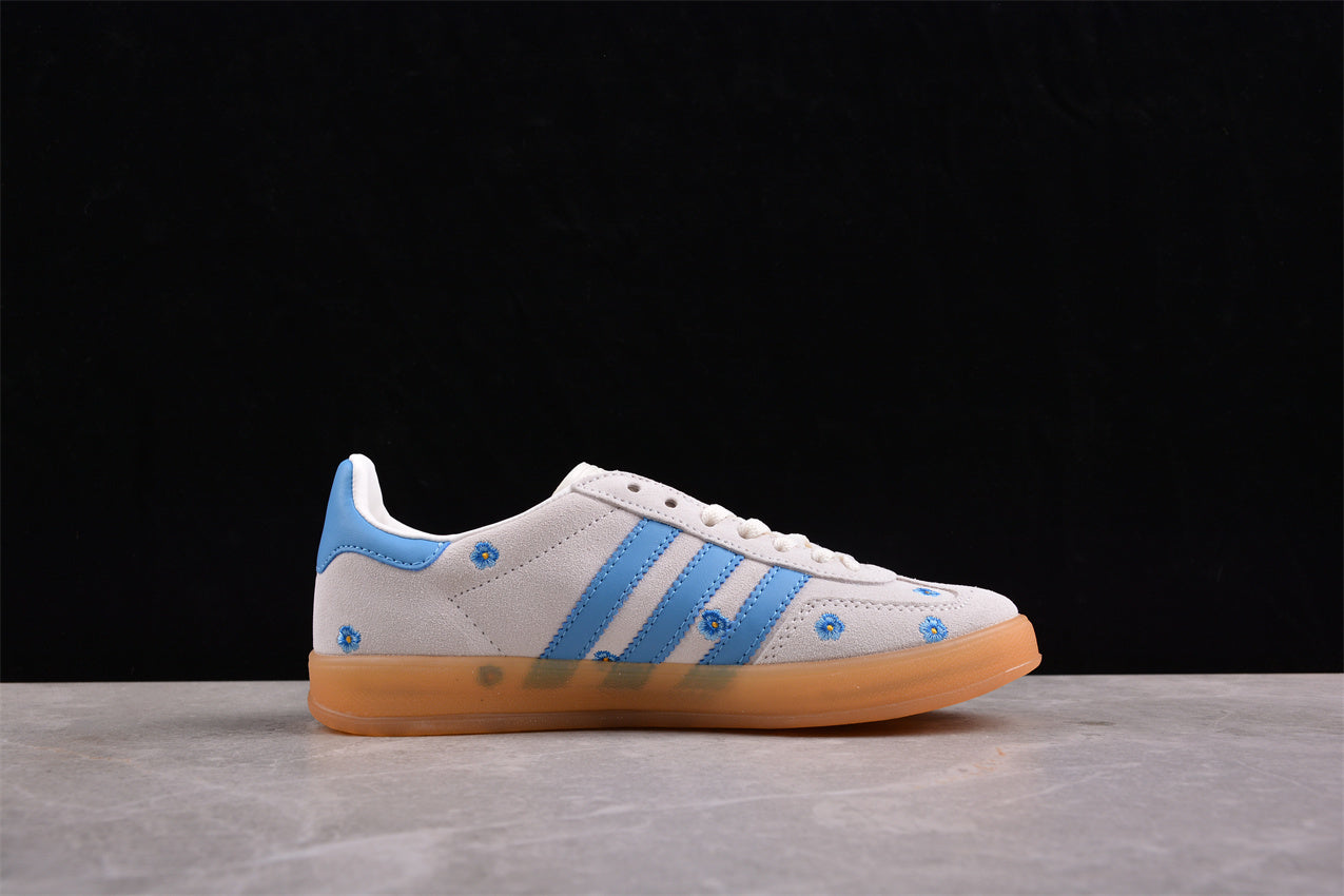 Gazelle branco e azul-celeste com flores