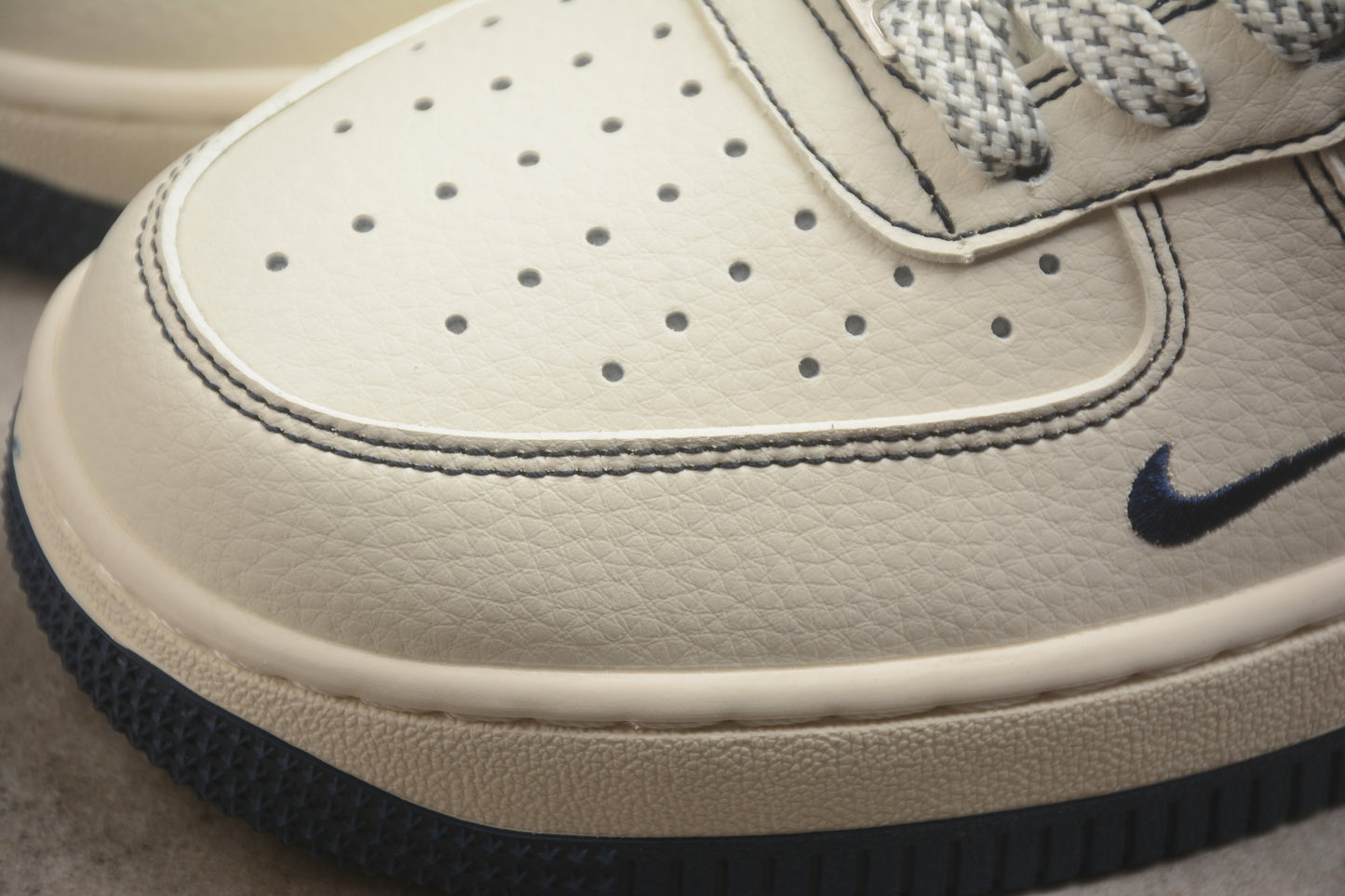 Air Force 1 Low x Undefeated “5 On It” creme-claro e azul-marinho