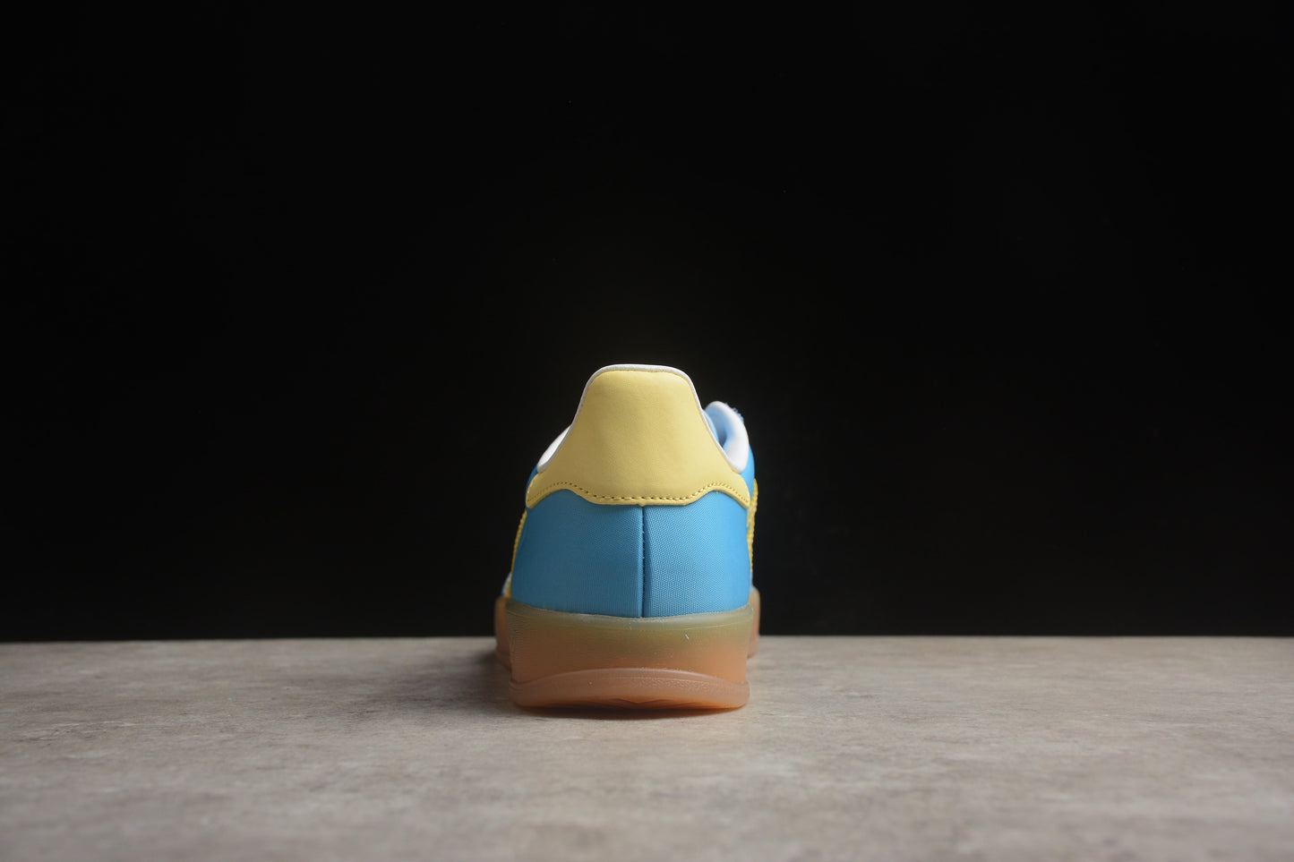 Gazelle azul-celeste e amarelo