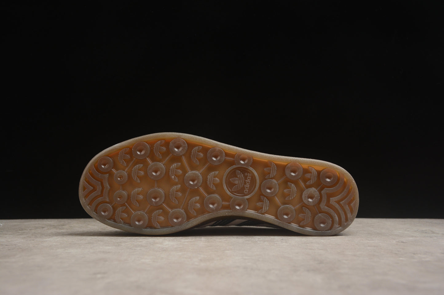 Gazelle bege e azul-marinho