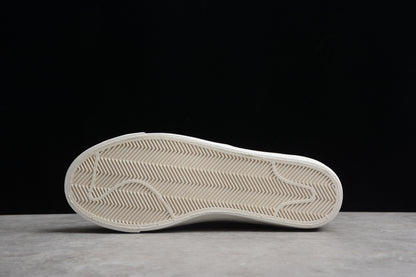 Blazer Low ’77 PRM “Swoosh 50th Anniversary” preto, bege e dourado