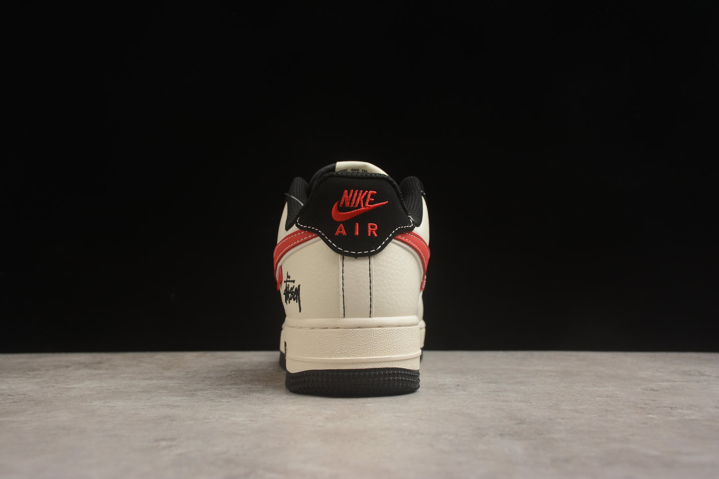 Air Force 1 ’07 x Stüssy bege-claro, vermelho-carmesim e preto