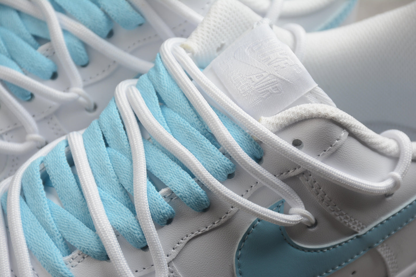 Air Force 1 Low “Love Real” branco e azul-celeste