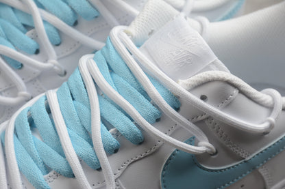Air Force 1 Low “Love Real” branco e azul-celeste