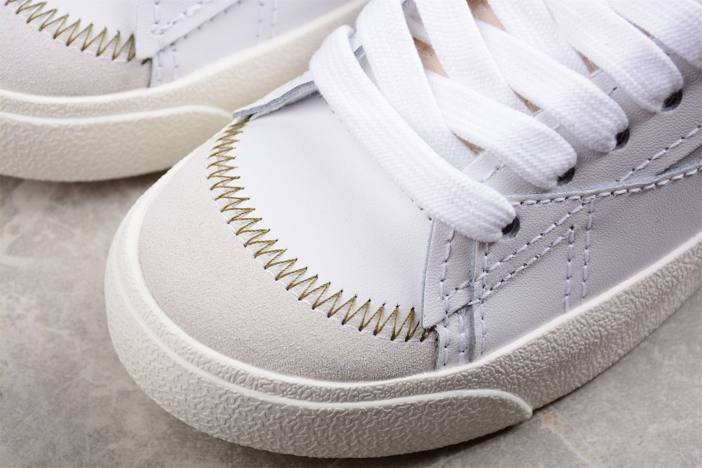 Blazer Low ’77 branco e dourado