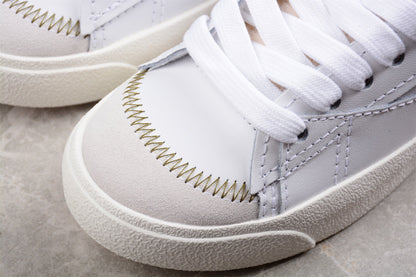 Blazer Low ’77 branco e dourado