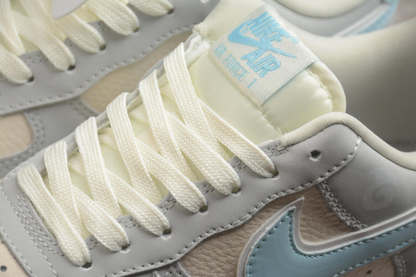 Air Force 1 Low “Nezha” bege e azul-celeste