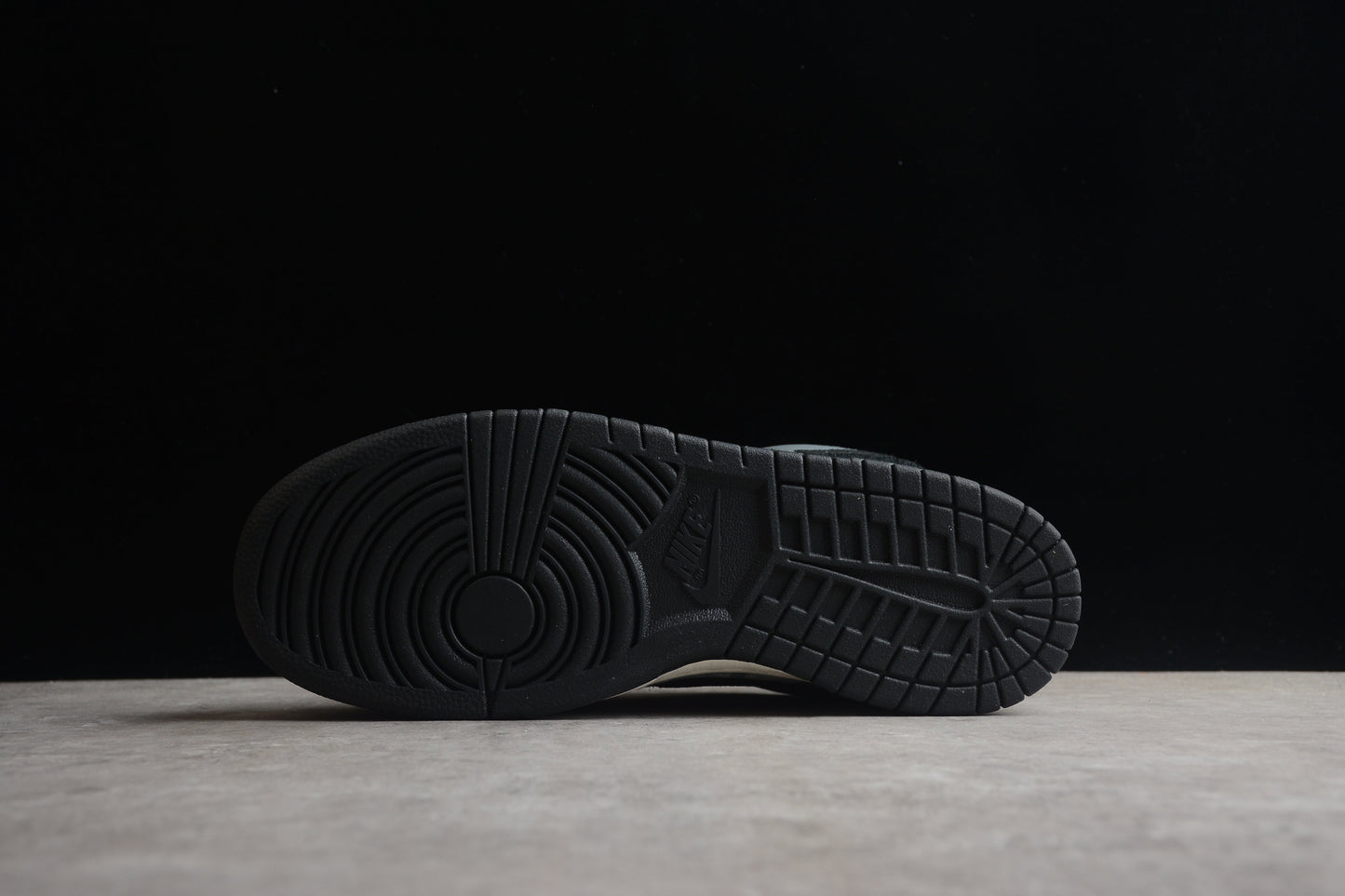 Dunk Low cinza e off-noir