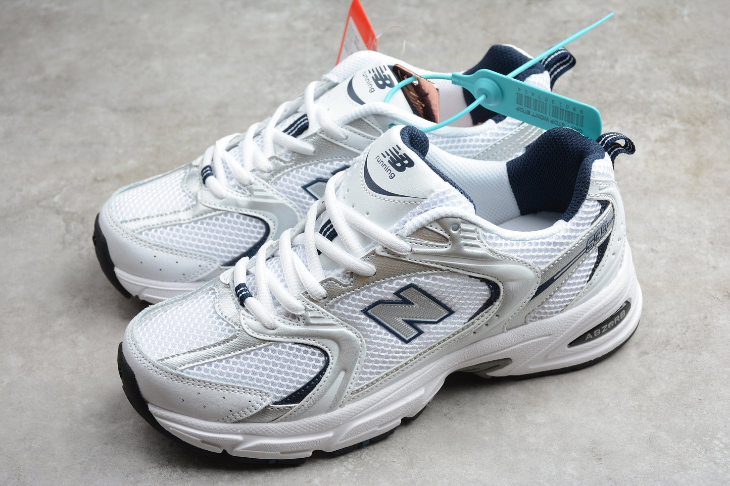 NB 530 branco e azul-marinho