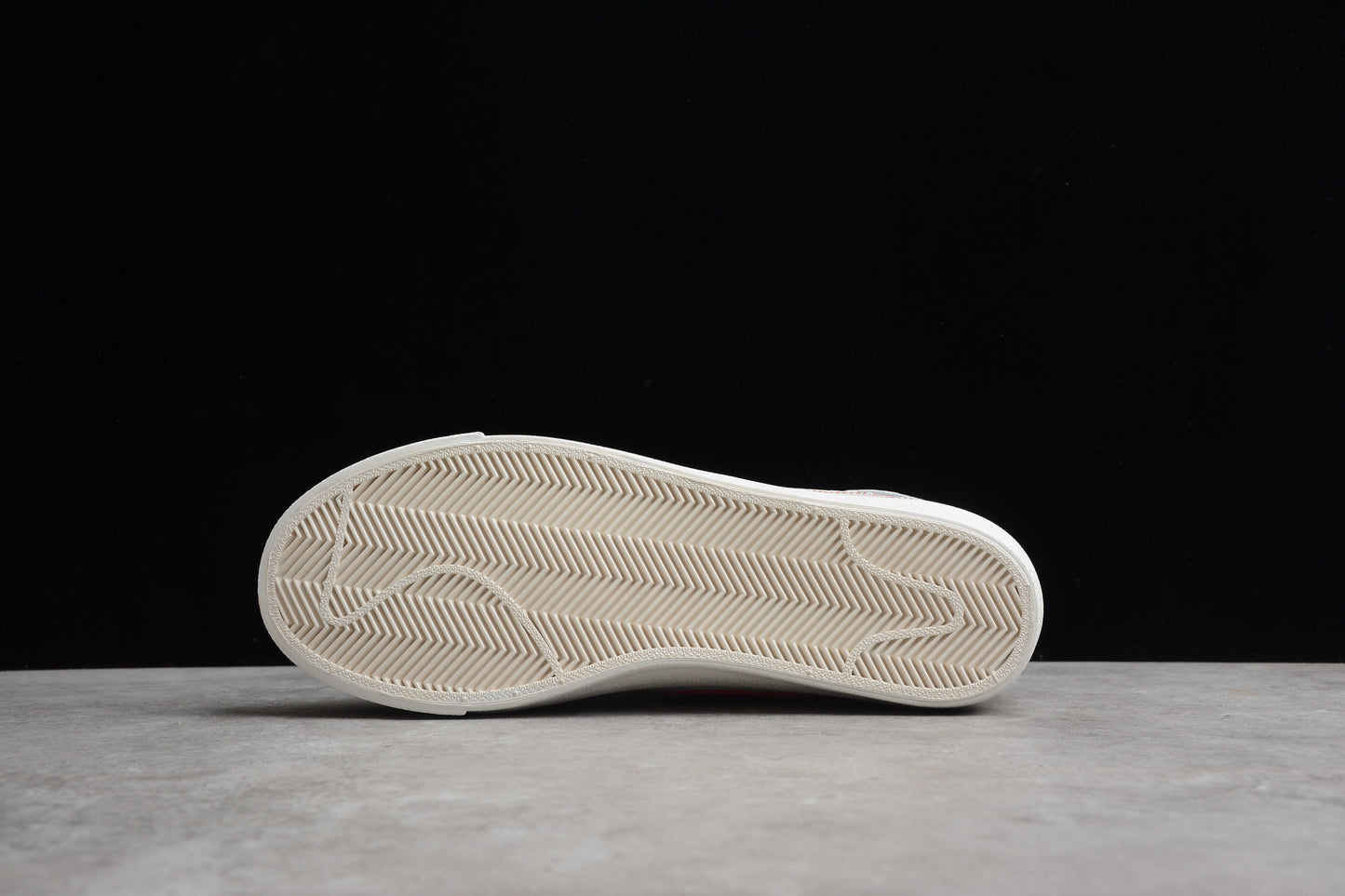 Blazer Low ’77 branco, dourado e vermelho