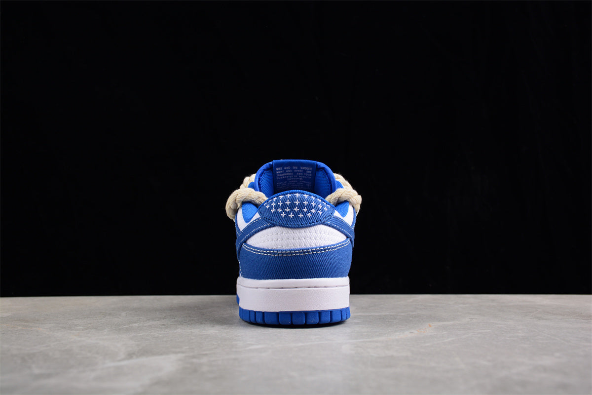Dunk Low SB azul e branco