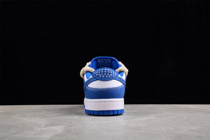 Dunk Low SB azul e branco