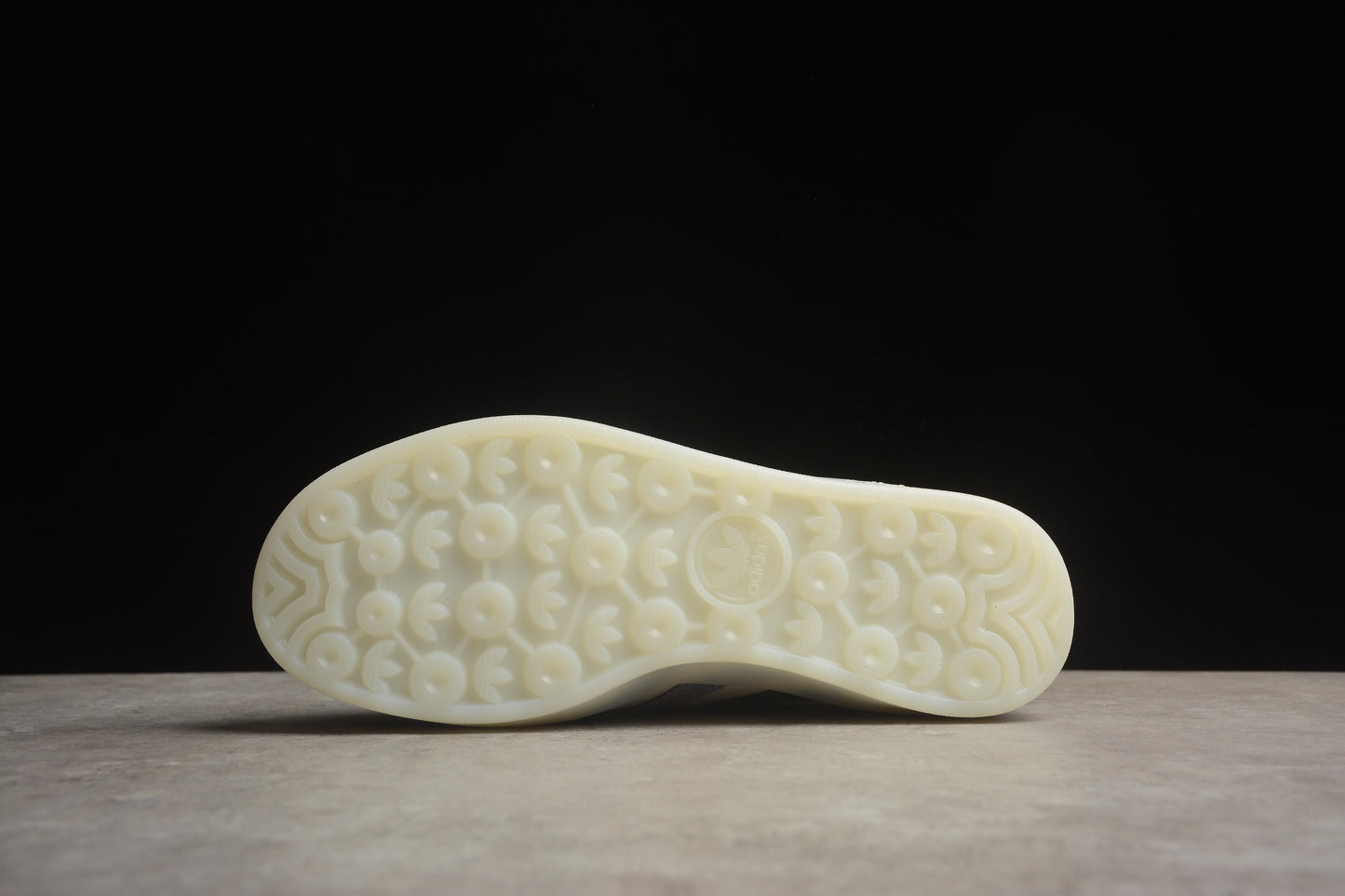 Gazelle branco-osso e azul-marinho