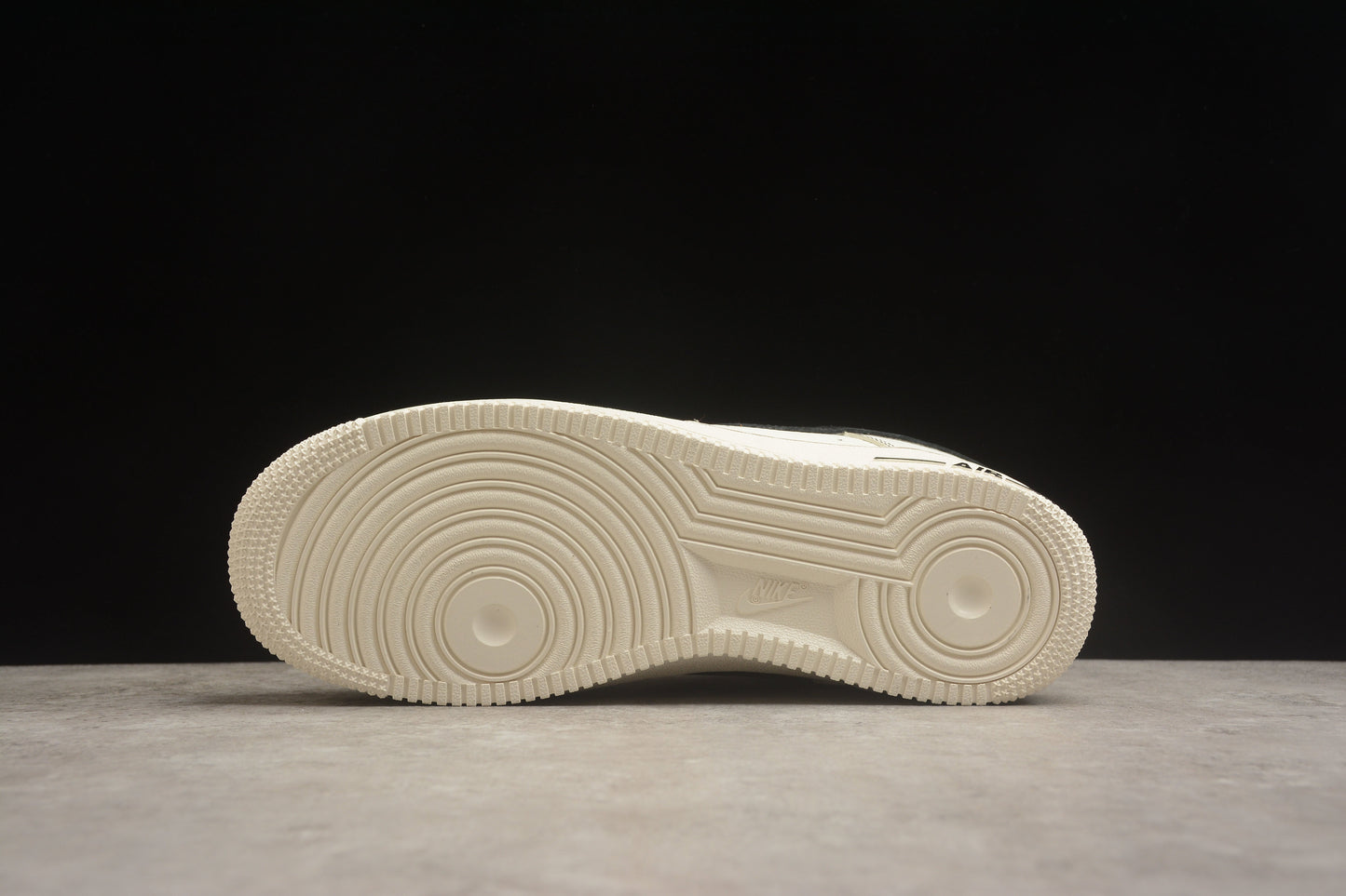 Air Force 1 Low osso-claro e preto