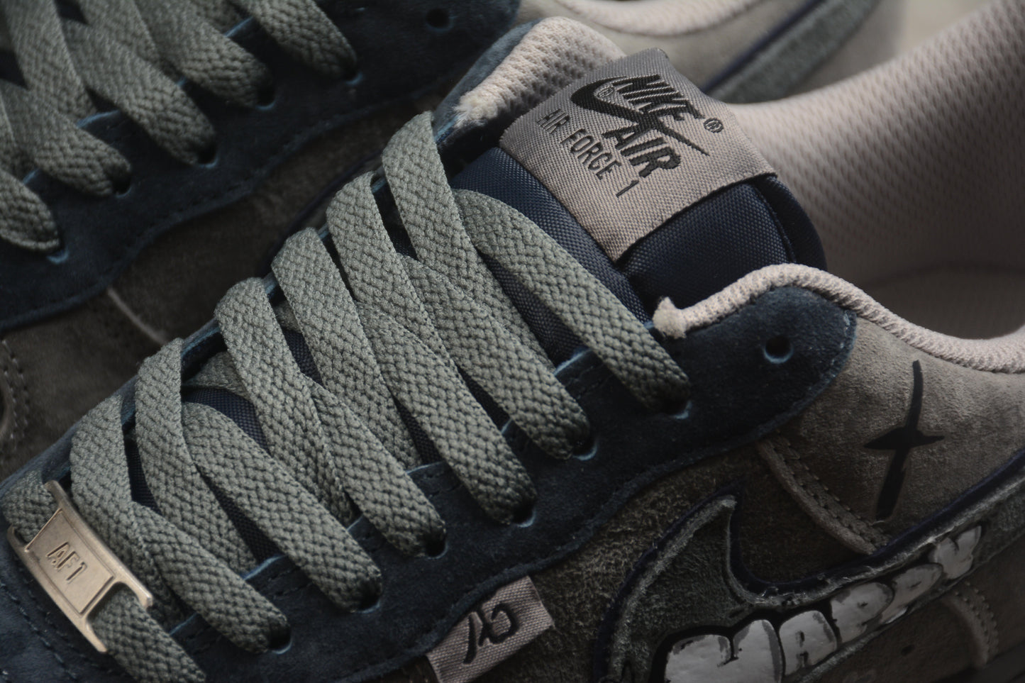 Air Force 1 Low Happy Drip / Camurça cinza