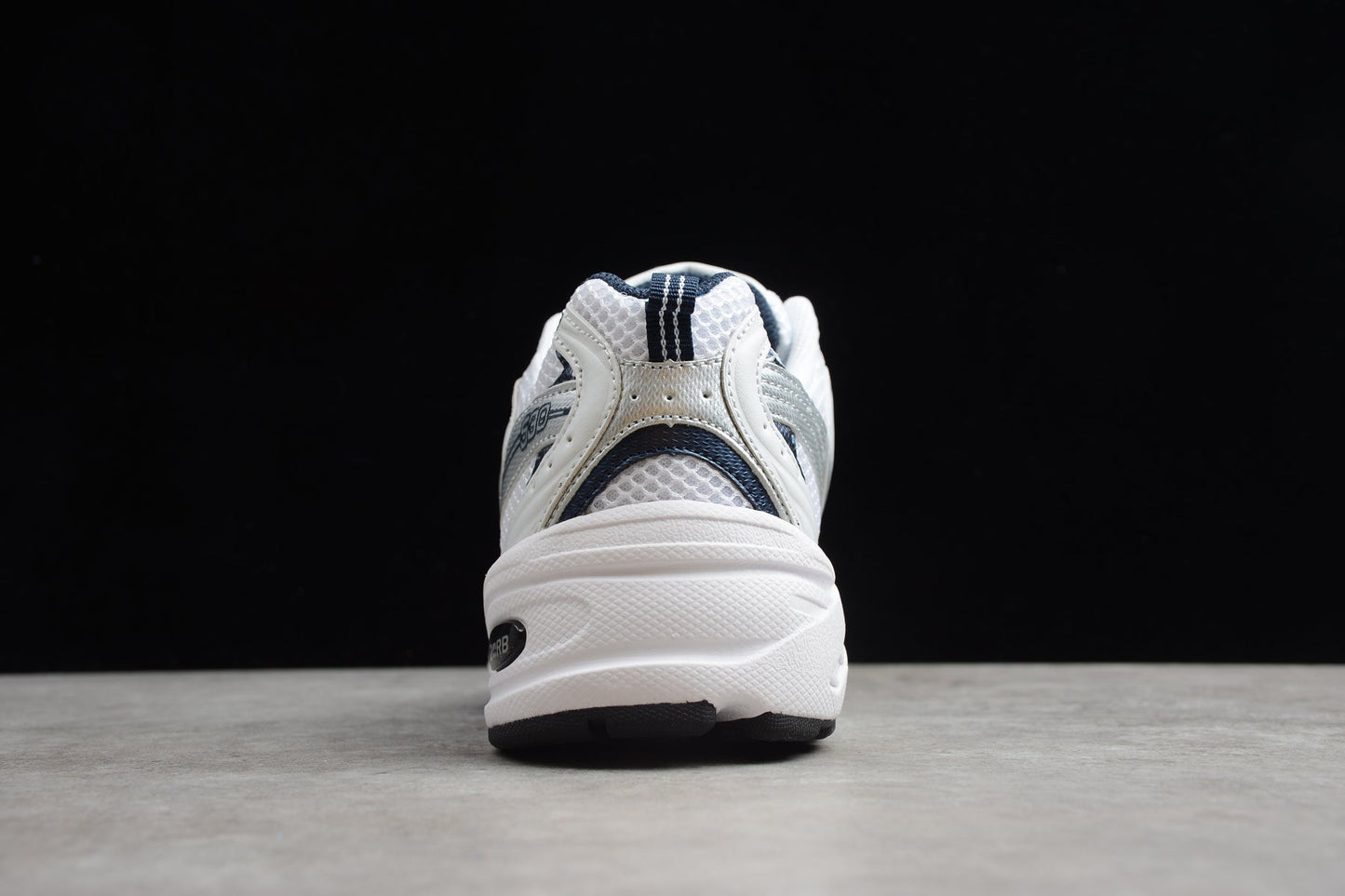 NB 530 branco e azul-marinho