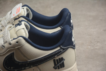 Air Force 1 Low x Undefeated “5 On It” creme-claro e azul-marinho