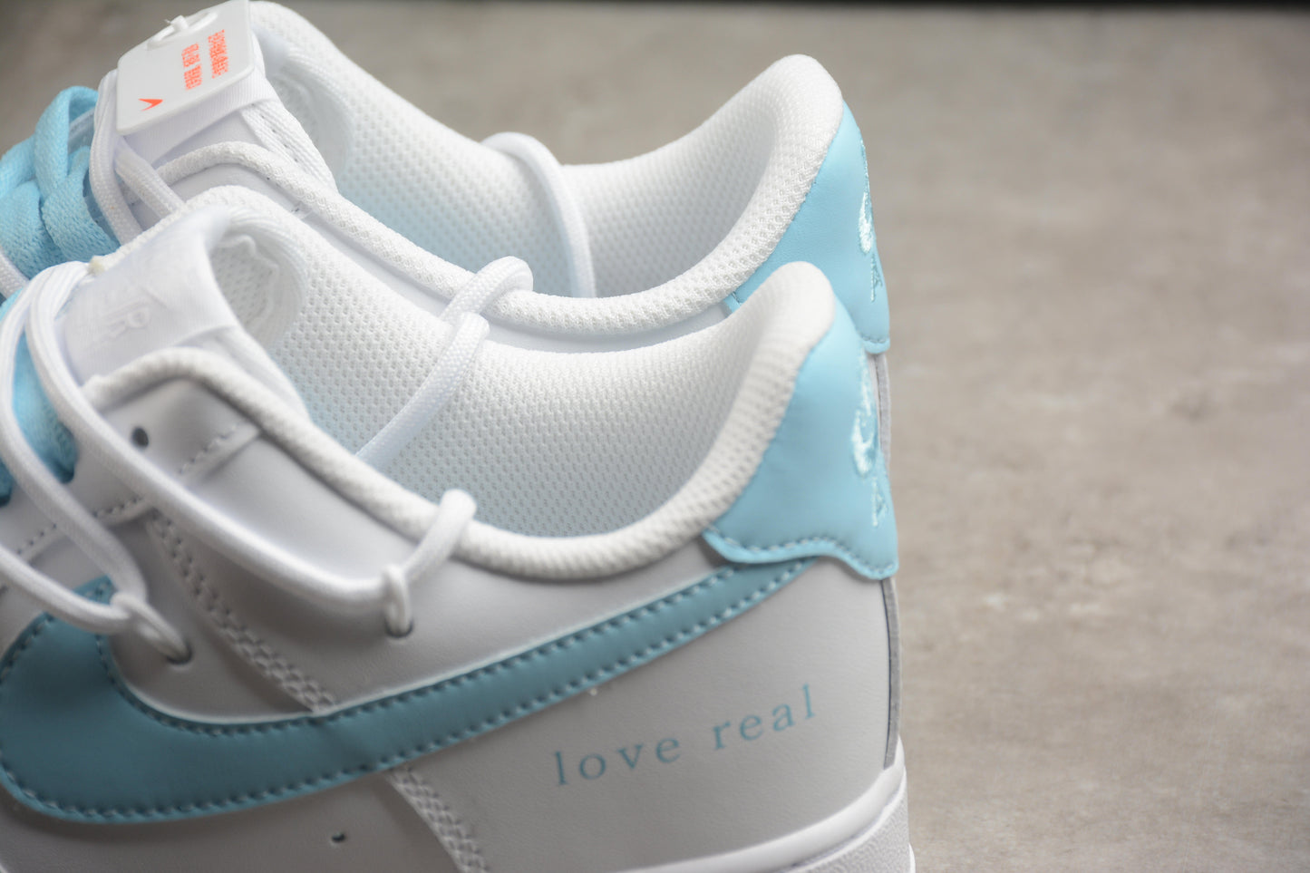 Air Force 1 Low “Love Real” branco e azul-celeste