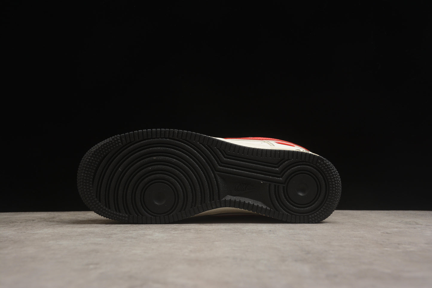 Air Force 1 ’07 x Stüssy bege-claro, vermelho-carmesim e preto