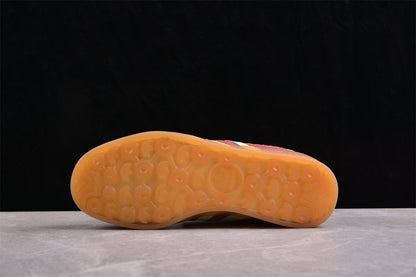 Gazelle bordô e verde-menta