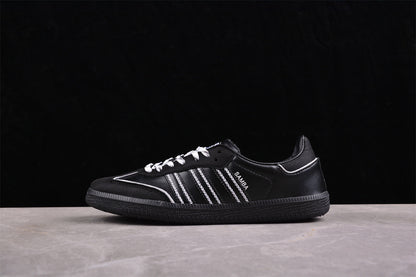 Samba OG preto e branco