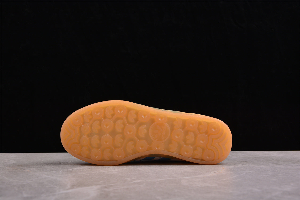 Gazelle branco e azul-celeste com flores